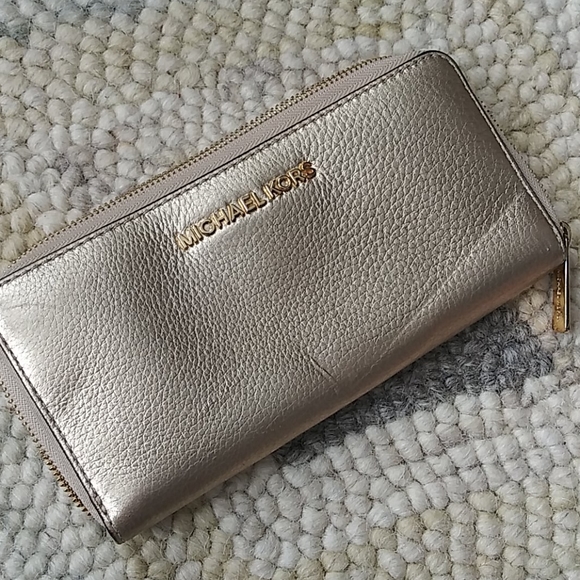 Michael Kors wallet - Picture 1 of 16